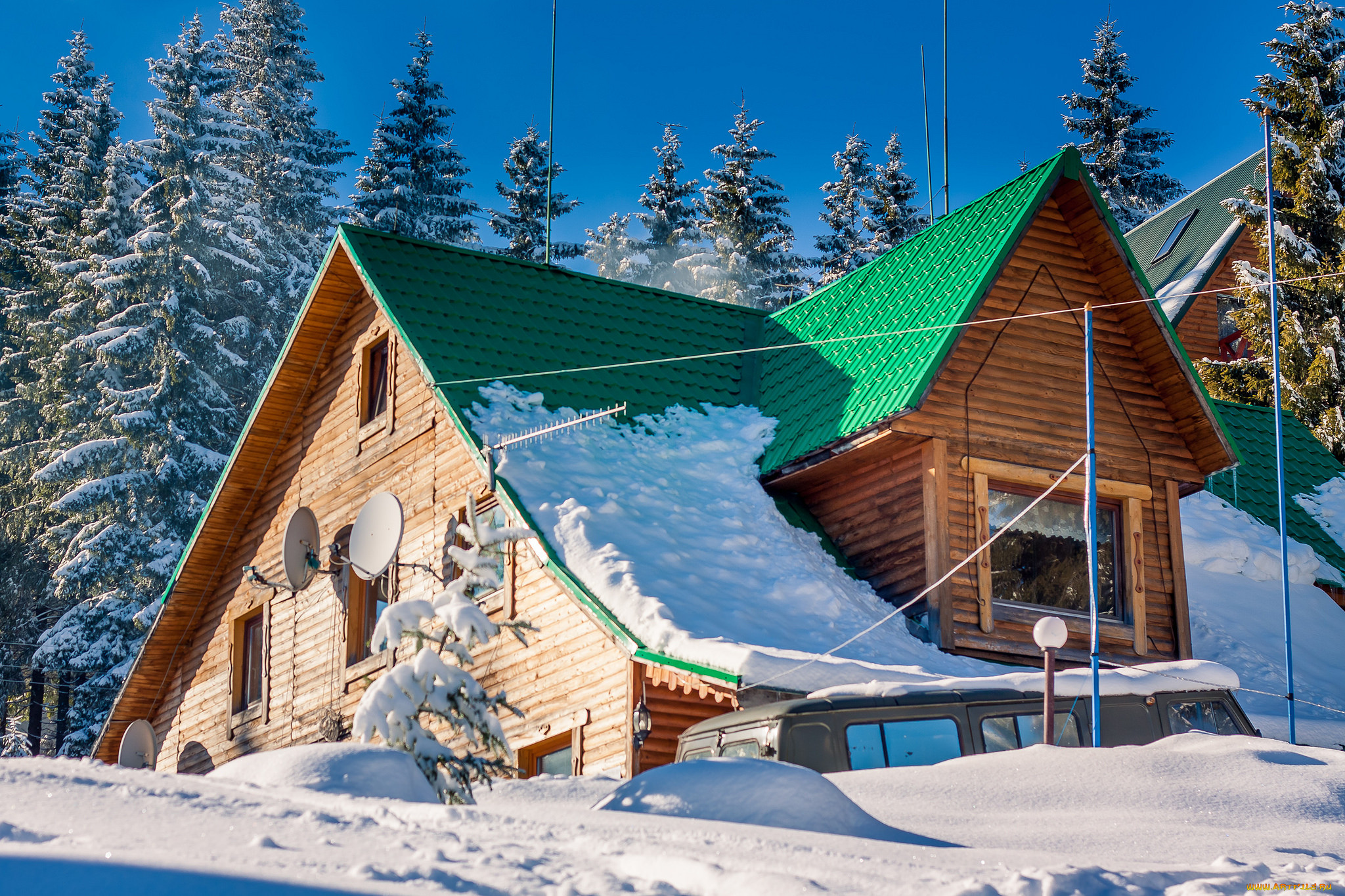 Снежка домики. Скандинавия красные домики в снегу турбаза. Кемп дом на снежной. Поленница снег дом.